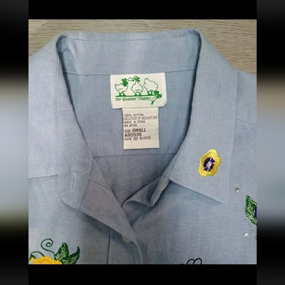 The Quacker Factory chambray Button Down Long Sleeve floral chambray Size S - Picture 3 of 6